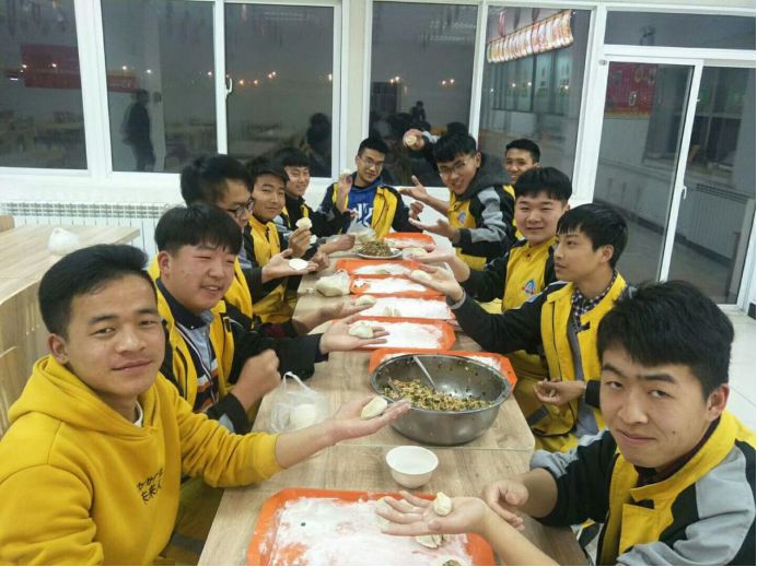 甘肃万通学子包饺子