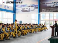 “一起奔跑去超越”之大师进校园讲座现场火爆