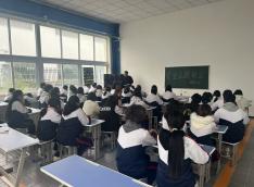 安全“课”不容缓  筑牢青春防护墙