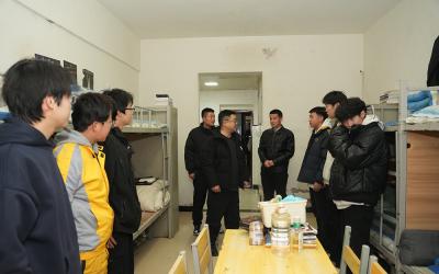 深夜守护，温暖相伴｜甘肃万通校长带队晚间查房，筑牢校园安全防线