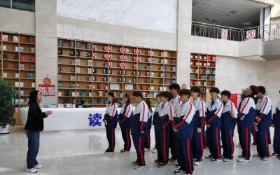 “与书为友，点亮青春”—— 甘肃万通师生走进兰州新区图书馆开启春日研学活动